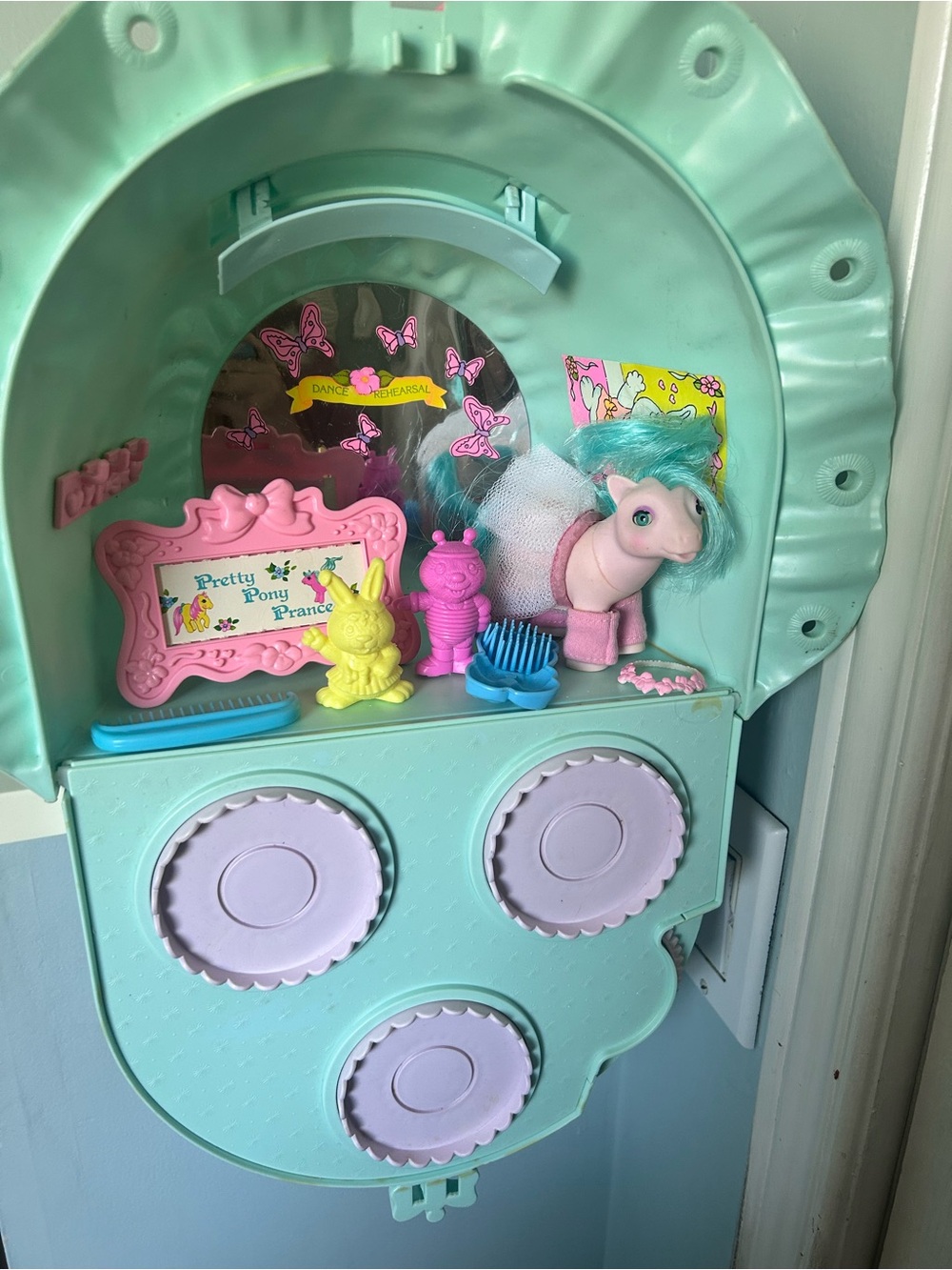 My Little Pony G1 "Baby Bonnet School of Dance" playset - Picture 3 of 13
